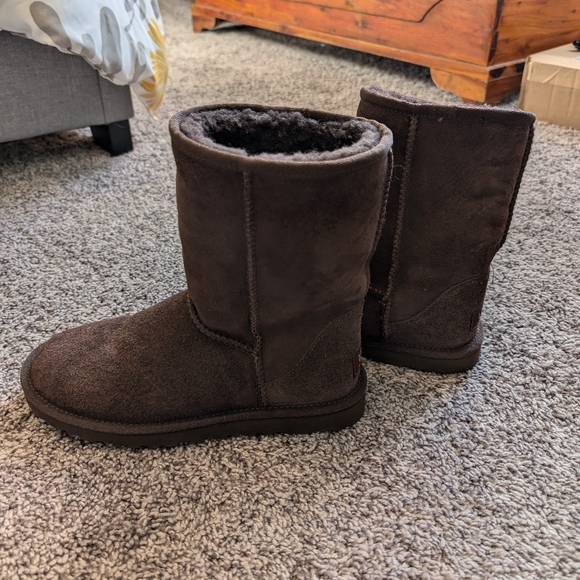 UGG Classic II Short in Burnt Cedar (Women's 6/Kids 4) - Picture 2 of 5
